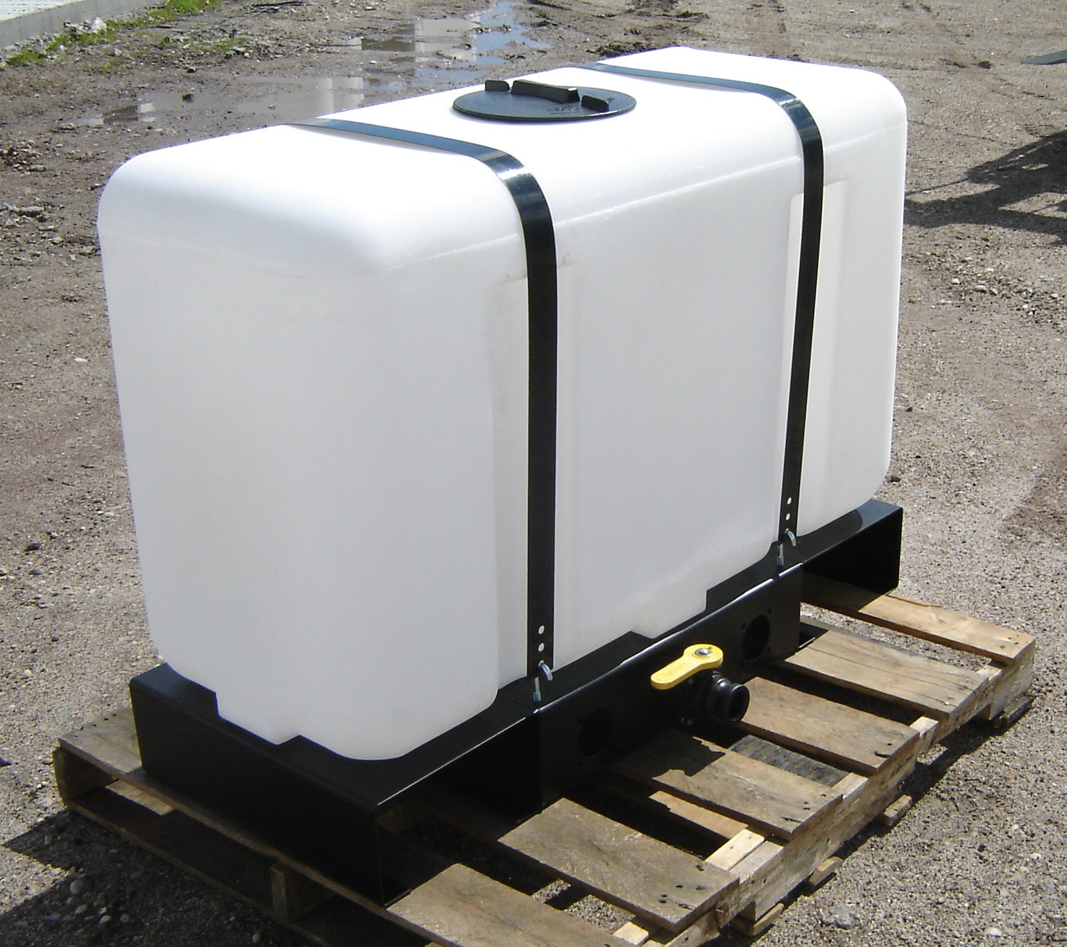 100 Gallon Rectangular HDPE Tank With Skid Custom Roto Molding 100 RTSA